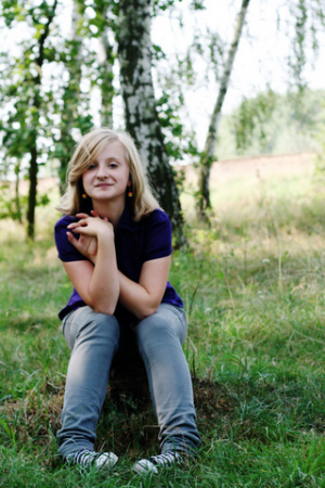 hand, fun, jeans, smile, sitting