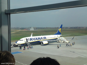 person, vehicle, infrastructure, aviation, aerospace-engineering, airplane, aircraft, airliner