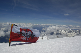 Flaga TestAmenT'u wniesiona przeze mnie na Mont Blanc w czerwcu 2009. Ta sama flaga reprezentowała nas na koncercie w Dublinie i Londynie jak również na koncercie Transatlantic'u w Manchesterze.