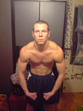fotka robiona 17 marca 2009. 174cm 62kg wtedy okolo 2 miesiace treningu w domu drazek i hantle bez profesjonalnego sprzetu.