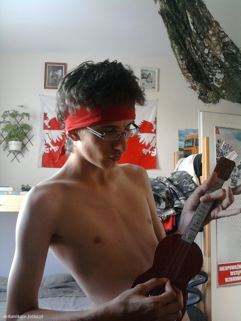 Goła klata, i gitara made by mój dziadek :D Fender przy niej wymięka xDD Ogólnie fota w klimatach Hendrixa