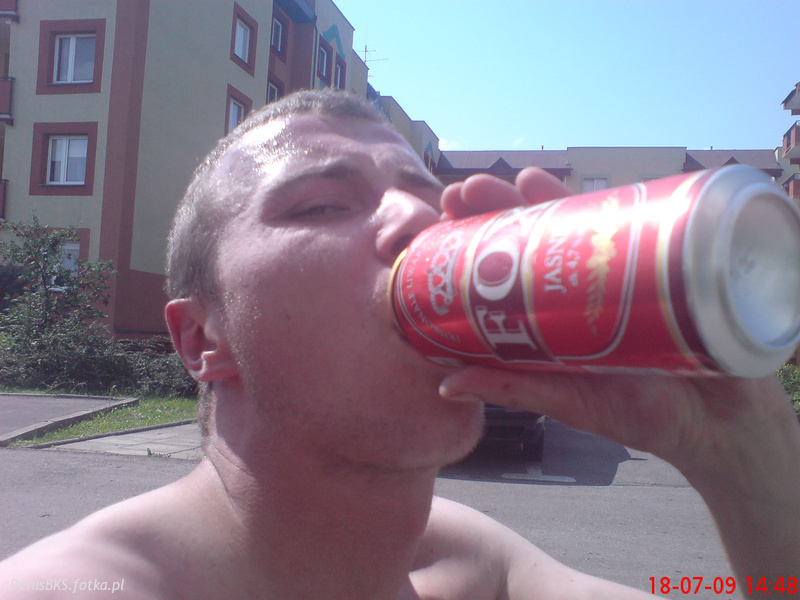 ArciSz pije piwko.JPG