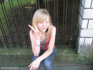 hair, skin, hand, fun, jeans, smile, cool, sitting, leisure