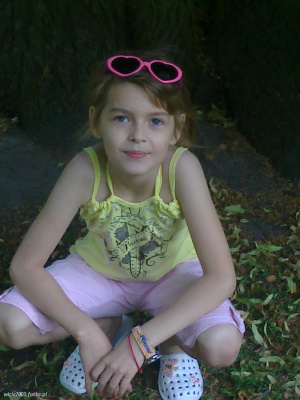 hand, fun, smile, cool, glasses, sitting, sunglasses, goggles