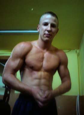 wzrost 181cm waga 79 kg łapa 40 cm.