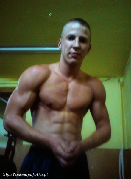 wzrost 181cm waga 79 kg łapa 40 cm.