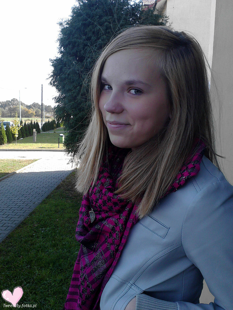 hair, jacket, outerwear, jeans, smile, cool, scarf