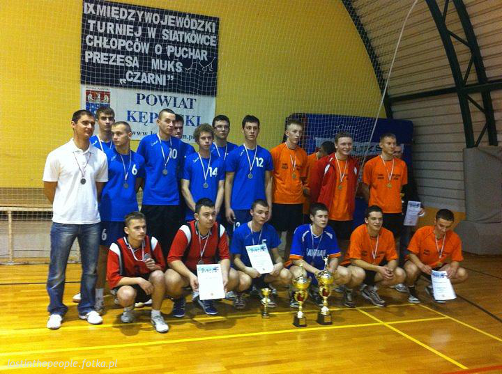 IX Międzywojewódzki turniej w siatkówkę chłopców Kępno 25.11.2011r. I miejsce MUKS "Czarni" Kępno II Miejsce ZSR Namysłów (niebieskie stroje)