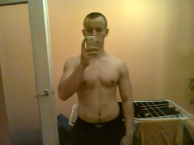 a tak wyglądam bez spinek haha :) brzuch w uj pracy i szrugsy także :P ale wrzucam bo przytyłem juz 10 kg :P