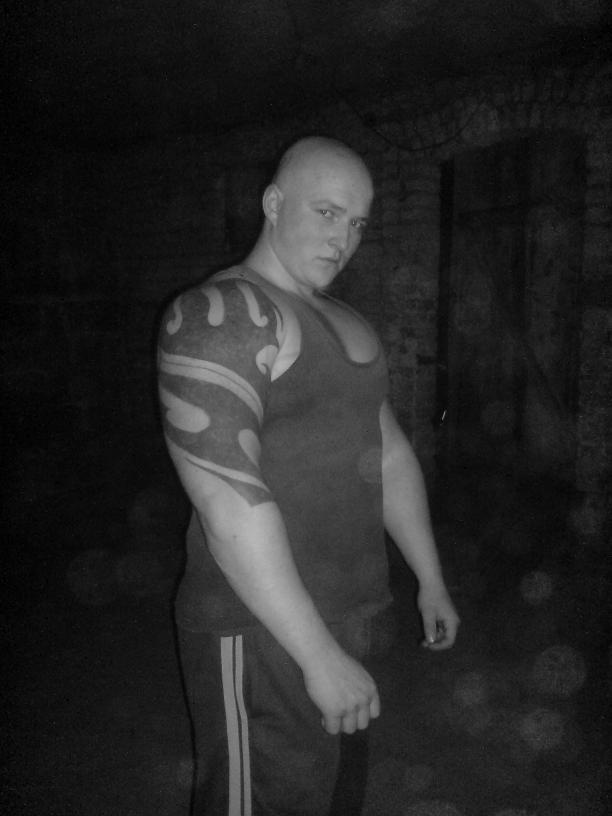 110 kG 176cm kawalek czasu temu obecnie 30 kg lzejszy ale nadal w formie :D Szkoda tylko troche barow bo juz nie takie jak kiedys
