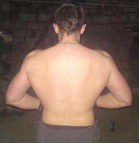 waga 97kg -wiek 19lat-wzrost 192cm     jak coś to nie jestm z jednej strony wiekszy tylko tak dziwnie stałem i zdjecie tak zrobione