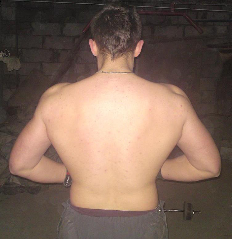 waga 97kg -wiek 19lat-wzrost 192cm     jak coś to nie jestm z jednej strony wiekszy tylko tak dziwnie stałem i zdjecie tak zrobione
