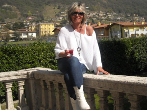 jeans, sitting, leisure, sunglasses