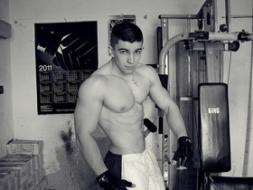 wzrost 176, waga 78kg, staż 3 lata.