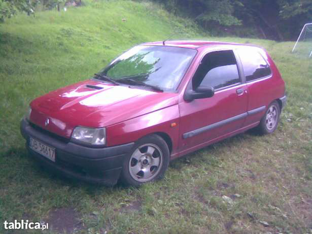 Do sprzedania mam fajne Reno Clio 1.2 KAT autko nie ma opłat . Wyposażenie: 2x El. szyby centralny zamek wspomaganie poduszka powietrzna Alufelgi Do auta dodaje jeszcze nowe opony zimowe na felgach . Maska i fotele z w
