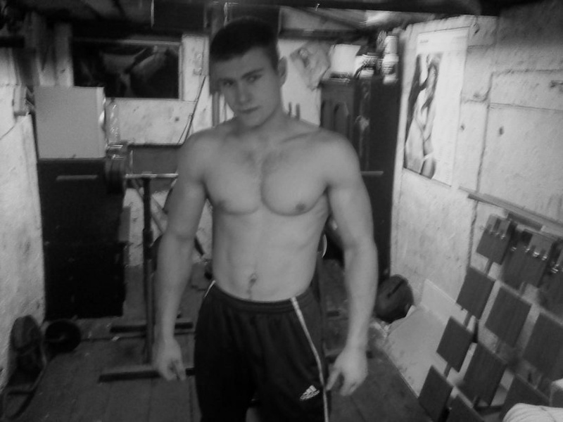 03.01.13r  94r Po dobrym miesiącu przerwy od Siłowni powracam ;] aktualna waga 67 kg przerwa miała na celu rozluzneinie mieśni dla boksu ;) Aktualny cel waga 78 kg jedziemy z tematem;]]