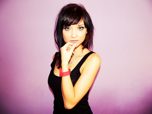 skin, bangs