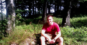hand, sitting, forest, jungle
