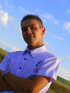 " Lata uciekają jak piasek przez palce, cieszę się, że mogę powiedzieć "kocham cię" tacie i matce. Zaciśniętą mam pięść dla tych, co w ciągłej walce, dla tych, którzy odeszli w górze dwa palce. "