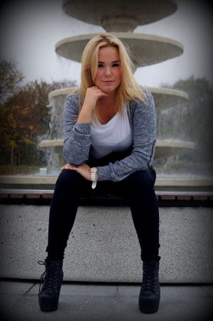 hair, jeans, sitting, standing, model