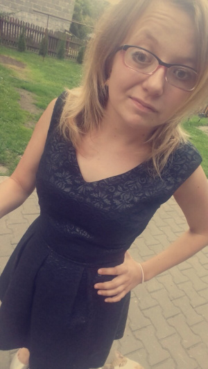 hair, skin, hand, smile, cool, glasses, dress
