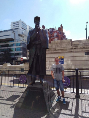 statue