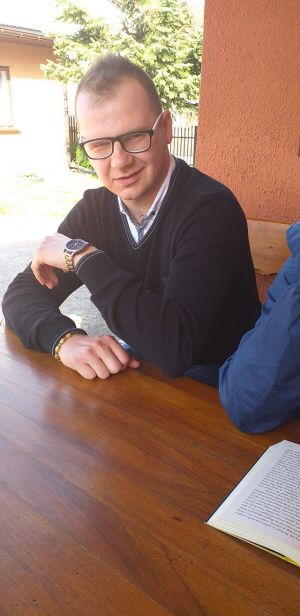 hand, sitting