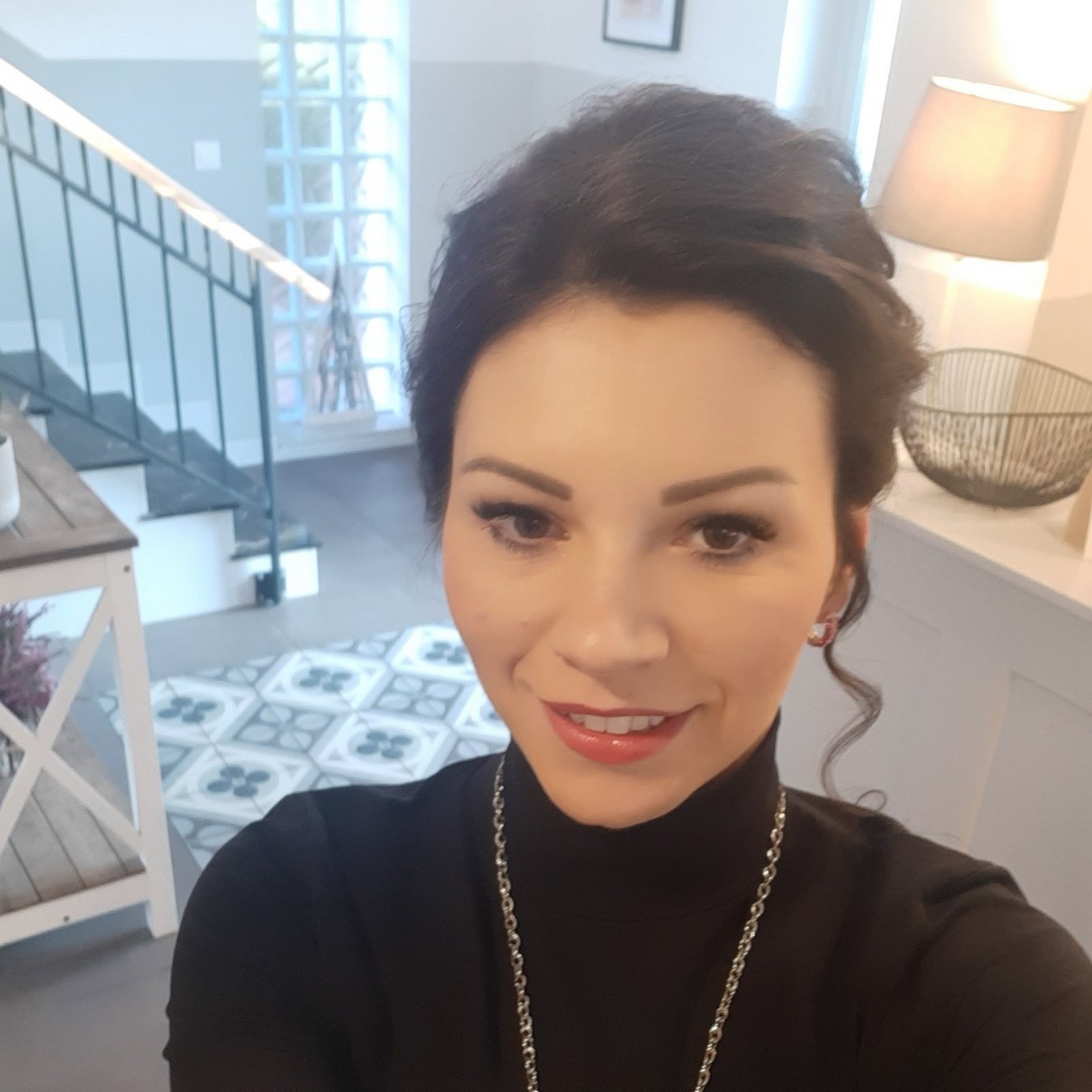 hair, selfie, smile, necklace