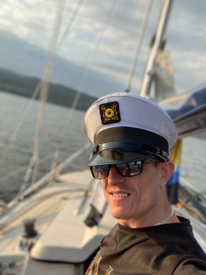glasses, sunglasses, goggles, hat, helmet