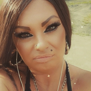 eyelash, hair, skin, necklace