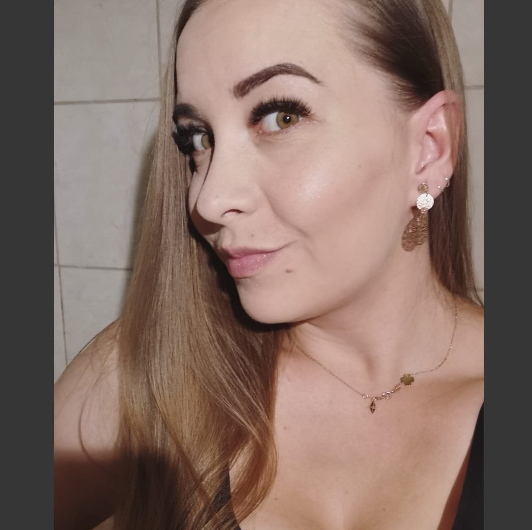eyelash, hair, skin, necklace, ear