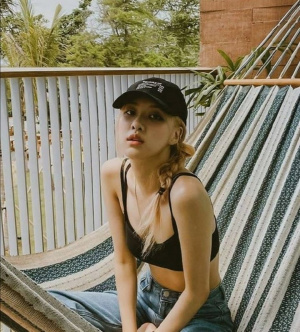 sitting, model, hat