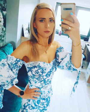 hand, selfie, dress