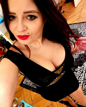 hair, lipstick