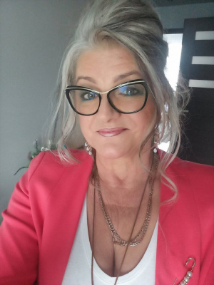 hair, outerwear, cool, glasses, necklace