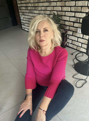 hair, outerwear, fun, jeans, sitting